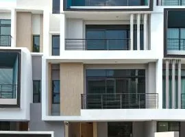 3 Bedroom 3 Bathroom, Luxury Home, Near Ekkamai