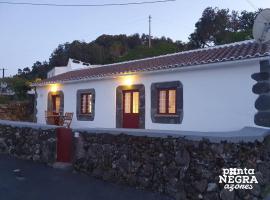 Charming Country House by Ponta Negra Azores, hotel in Altares