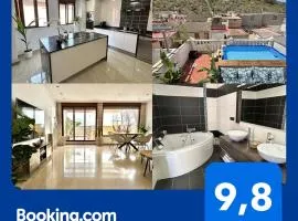 Casa con jacuzzi y piscina con vistas al castillo