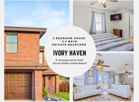 8 Mins to SPI Beach Spacious 3BR with Backyard, hotel v destinaci Port Isabel
