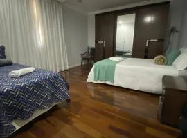 Quarto amplo e confortável