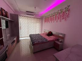 Gaur City Center Studio Apartment, hotel v destinaci Māripat