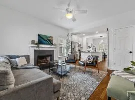 Perfect In-Town location! KINGbed, BBQ and Parking