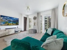 2 Bed Apt 2 bathroom 2 freeparking by station