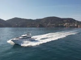 Superbe yacht dans le port de Cannes
