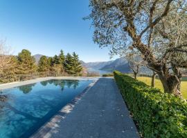 Viesnīca Alex's Luxury Lake View Apt Pool and Tennis Komo