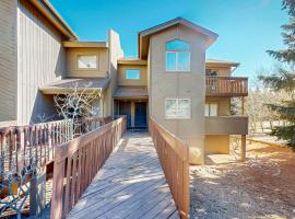 Near Hiking & Biking! Flagstaff Condo w/ Grill, hotel a East Flagstaff