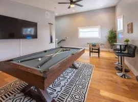 Chic Downtown Retreat Breweries, Murals & Music