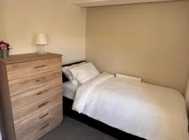5 Bedroom Cosy Bloxwich Stay - WiFi & Free Parking