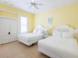 Deluxe Queen at the Curry Mansion - Parking & Heated Pool!