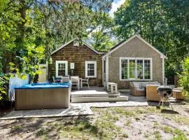 Stylish Updated Home walk to Dennis Pond Hot Tub