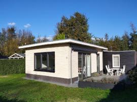 Villa dichtbij het strand, hotel in Ouddorp