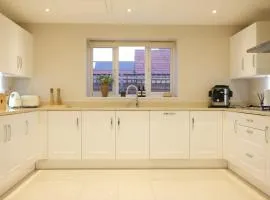 Bicester Villa - 6 Bed - Sleeps 14