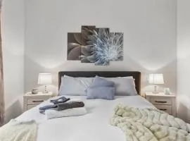 Stylish Home 4mins drive to Sovereign Hill & Lake Wendouree with Free Parking
