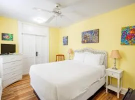 Classic Queen - Curry Mansion with Heated Pool