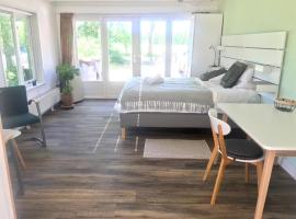Light tiny house in green area with sauna option, khách sạn ở Stoutenburg