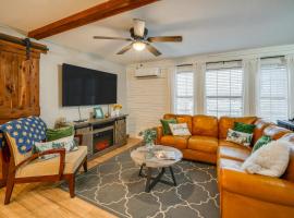 RockinB88 Ranch Retreat Terrell Home Near Shops, hotel em Terrell