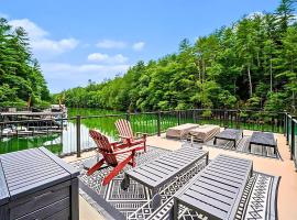 Lake Lodge Sleeps 8 Cabin, Fireplace, Views, Deck, hotel v destinaci Morganton