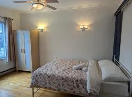 Bright room near Metro Monk station with Self Check-in