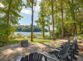 Waterfront Lusby Escape with Fire Pit and Kayaks!, hotel v destinaci Dowell