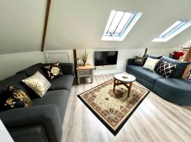 Glastonbury Secret Retreat - 1 BD Split-Level Apt, Sleeps 3