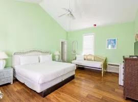 Deluxe King - Curry Mansion with Pool!