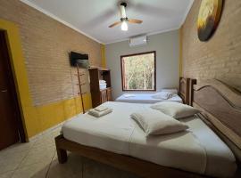 Pousada e Camping Claro Casa de Pedra, Hotel in Delfinópolis