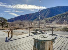 Private Deck & Views: Frazier Mountain Cabin, khách sạn ở Frazier Park
