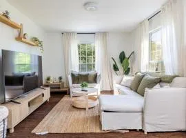 Cozy Duplex w King Bed 2 Full