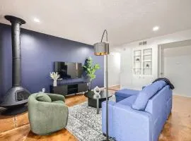 Your Comfy King Suite Getaway - Sleeps 4 - Pool, Prkg