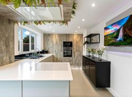 Glade House-3-Bed Home with Free Parking I Free Wifi I 65-inch TV, hotel v destinaci Leicester