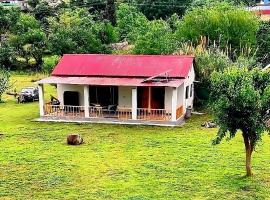 The Round Bed Cottage At Country Club Balakot, hotel v destinaci Pori