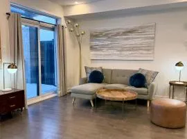 2 Bedroom Modern Home & Close to Airport Downtown