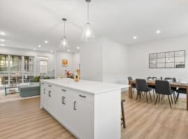 Luxury 3 Bedrooms Spacious Townhome, 2 Car Garage, Sleeps 8, Heater & AC, King Bed, Easy Ski Access, Next to WinSport, 10km from Calgary Downtown, Near Banff, hotel Calgaryben