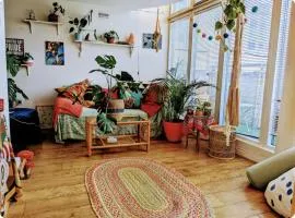 Colourful en-suite room in a penthouse on the docks!