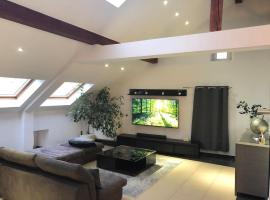 Cozy 120m Apartment with 3 Bedrooms and 1 Cinema, apartmán v destinaci Useldange