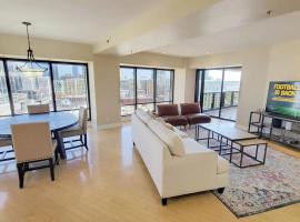 Luxurious and Spacious 2-Bedroom Condo Unit Downtown San Diego in the Heart of the Gaslamp Quarter - 30-Day Min, apartament a San Diego