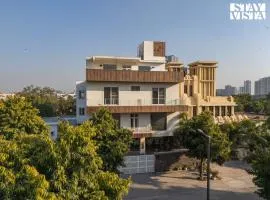 StayVista at Golfwood Manor with Terrace, BBQ, WiFi