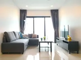 A Stylish High-Floor Suite Next to Komtar JBCC