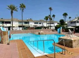 Agréable bungalow avec grande terrasse et piscine
