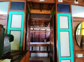 p1 เรือนเรือรักษ์ เรือนรอยน้ำ บ้านกามเทพ อัมพวา โฮมสเตย์, casa rústica em Amphawa