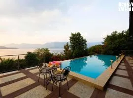 StayVista at Laguna Escape with Deck, Pool, Bathtub