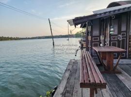 p2 เรือนกระท่อมน้ำ เรือนรอยน้ำ บ้านกามเทพ อัมพวา โฮมสเตย์, casa rústica em Amphawa