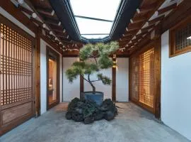 Lurury Hanok Stay Reflection