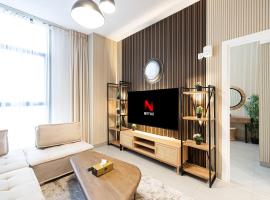 1BR The Wanderer Private Home in Sharjah，Sharjah Intl的附設泳池的飯店