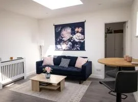 Bright one bedroom apartment with garden