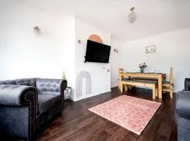 Cosy 3-Bed Home l Free Parking l WiFi l Sleeps 8 l Family Friendly l Hosted by The Cosy Corner Nationwide