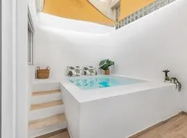 Urban Chic Oasis with AC, Private Pool and Wifi