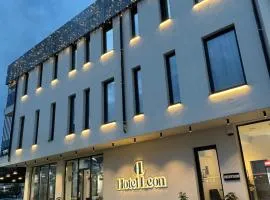 Leon Hotel