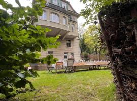 4 Story, 12 beds, home near Eurovision Contest, Hotel in Basel